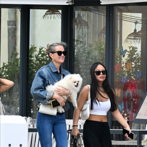 Exclusif - Laeticia Hallyday et ses filles Jade et Joy (qui résident depuis quelques jours dans la propriété familiale du Cap-d'Ail) arrivent à Marseillan pour déjeuner avec Elyette Boudou "Mamie Rock" (qui fêtera ses 89 ans le 5 juillet prochain), accompagné de son père André Boudou et sa fille Alcéa (demi soeur de Laeticia). Toute la famille est allée déjeuner à la crêperie "La Maison de Camille" à Marseillan, France, le 2 juillet 2024.