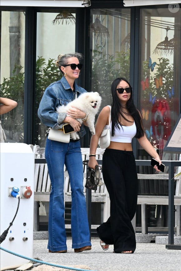 Exclusif - Laeticia Hallyday et ses filles Jade et Joy (qui résident depuis quelques jours dans la propriété familiale du Cap-d'Ail) arrivent à Marseillan pour déjeuner avec Elyette Boudou "Mamie Rock" (qui fêtera ses 89 ans le 5 juillet prochain), accompagné de son père André Boudou et sa fille Alcéa (demi soeur de Laeticia). Toute la famille est allée déjeuner à la crêperie "La Maison de Camille" à Marseillan, France, le 2 juillet 2024.