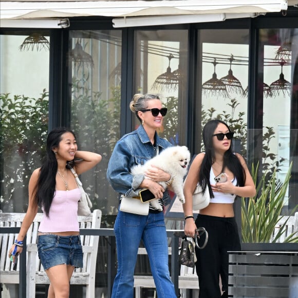 Exclusif - Laeticia Hallyday et ses filles Jade et Joy (qui résident depuis quelques jours dans la propriété familiale du Cap-d'Ail) arrivent à Marseillan pour déjeuner avec Elyette Boudou "Mamie Rock" (qui fêtera ses 89 ans le 5 juillet prochain), accompagné de son père André Boudou et sa fille Alcéa (demi soeur de Laeticia). Toute la famille est allée déjeuner à la crêperie "La Maison de Camille" à Marseillan, France, le 2 juillet 2024.