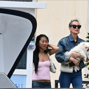 Exclusif - Prix Spécial - No Web - Laeticia Hallyday et ses filles Jade et Joy (qui résident depuis quelques jours dans la propriété familiale du Cap-d'Ail) arrivent à Marseillan pour déjeuner avec Elyette Boudou "Mamie Rock" (qui fêtera ses 89 ans le 5 juillet prochain), accompagné de son père André Boudou et sa fille Alcéa (demi soeur de Laeticia). Toute la famille est allée déjeuner à la crêperie "La Maison de Camille" à Marseillan, France, le 2 juillet 2024. Pour infos voir vendeurs 