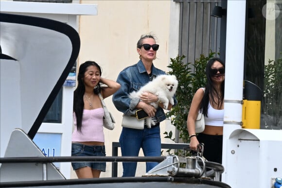 Exclusif - Prix Spécial - No Web - Laeticia Hallyday et ses filles Jade et Joy (qui résident depuis quelques jours dans la propriété familiale du Cap-d'Ail) arrivent à Marseillan pour déjeuner avec Elyette Boudou "Mamie Rock" (qui fêtera ses 89 ans le 5 juillet prochain), accompagné de son père André Boudou et sa fille Alcéa (demi soeur de Laeticia). Toute la famille est allée déjeuner à la crêperie "La Maison de Camille" à Marseillan, France, le 2 juillet 2024. Pour infos voir vendeurs 