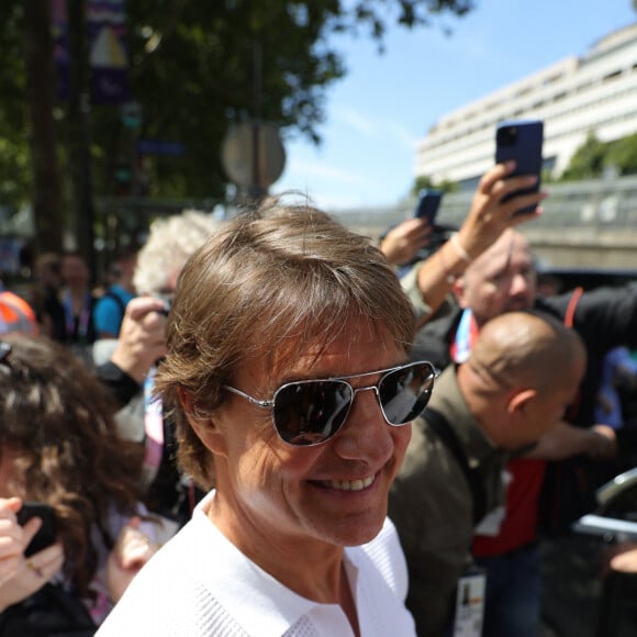 "Je suis désolée de vous décevoir, mais je ne sors pas avec cet homme, bien qu'il s'agisse d'une personne et d'un artiste adorables"
Tom Cruise salue des fans à la sortie d'une competition de gymnastique lors des Jeux Olympiques 2024 (JO 2024) à Paris