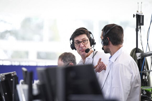 Alexandre Boyon commente une épreuve de natation pour France Télévisions