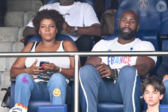 Teddy Riner et sa femme Luthna Plocus en tribunes pendant l'épreuve finale de football opposant la France à l'Espagne lors des Jeux Olympiques de Paris 2024 (JO) au Parc des Princes, à Paris, France, le 9 août 2024. © Jacovides-Perusseau/Bestimage 