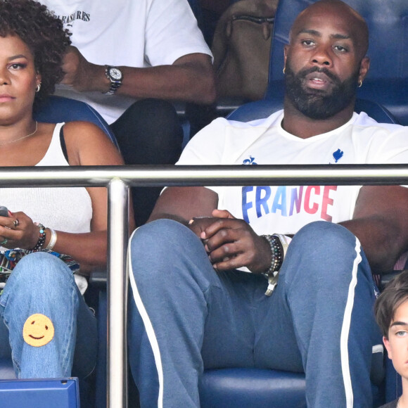 Teddy Riner et sa femme Luthna Plocus en tribunes pendant l'épreuve finale de football opposant la France à l'Espagne lors des Jeux Olympiques de Paris 2024 (JO) au Parc des Princes, à Paris, France, le 9 août 2024. © Jacovides-Perusseau/Bestimage 