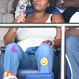 Sa belle avait opté pour un look assez original, avec des autocollants sur son jean 
Teddy Riner et sa femme Luthna Plocus en tribunes pendant l'épreuve finale de football opposant la France à l'Espagne lors des Jeux Olympiques de Paris 2024 (JO) au Parc des Princes, à Paris, France, le 9 août 2024. © Jacovides-Perusseau/Bestimage 