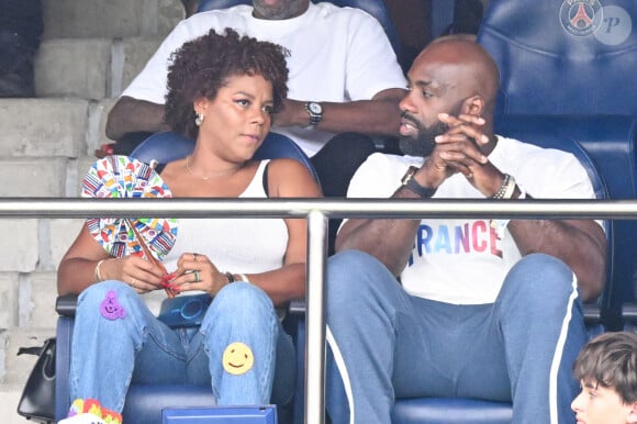 Teddy Riner et sa femme Luthna Plocus en tribunes pendant l'épreuve finale de football opposant la France à l'Espagne lors des Jeux Olympiques de Paris 2024 (JO) au Parc des Princes, à Paris, France, le 9 août 2024. © Jacovides-Perusseau/Bestimage 