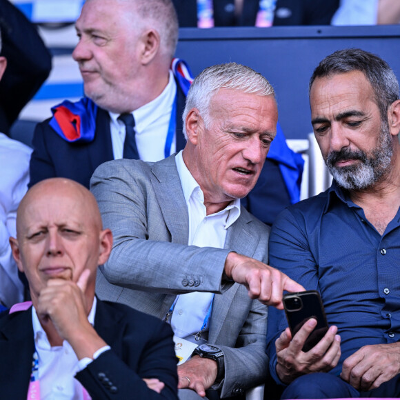 Didier Deschamps, sélectionneur de l'équipe de France et Youri Djorkaeff en tribunes pendant l'épreuve finale de football opposant la France à l'Espagne lors des Jeux Olympiques de Paris 2024 (JO) au Parc des Princes, à Paris, France, le 9 août 2024. © Jacovides-Perusseau/Bestimage 