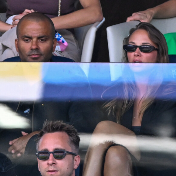 Tony Parker et sa compagne Agathe Teyssier en tribunes pendant l'épreuve finale de football opposant la France à l'Espagne lors des Jeux Olympiques de Paris 2024 (JO) au Parc des Princes, à Paris, France, le 9 août 2024. © Jacovides-Perusseau/Bestimage 