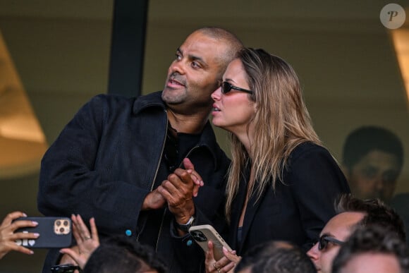 Tony Parker et sa compagne Agathe Teyssier en tribunes pendant l'épreuve finale de football opposant la France à l'Espagne lors des Jeux Olympiques de Paris 2024 (JO) au Parc des Princes, à Paris, France, le 9 août 2024. © Jacovides-Perusseau/Bestimage 