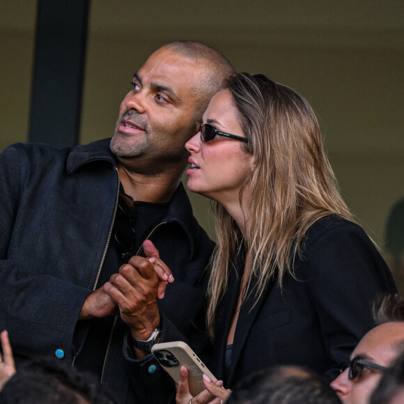 Tony Parker et sa compagne Agathe Teyssier en tribunes pendant l'épreuve finale de football opposant la France à l'Espagne lors des Jeux Olympiques de Paris 2024 (JO) au Parc des Princes, à Paris, France, le 9 août 2024. © Jacovides-Perusseau/Bestimage 