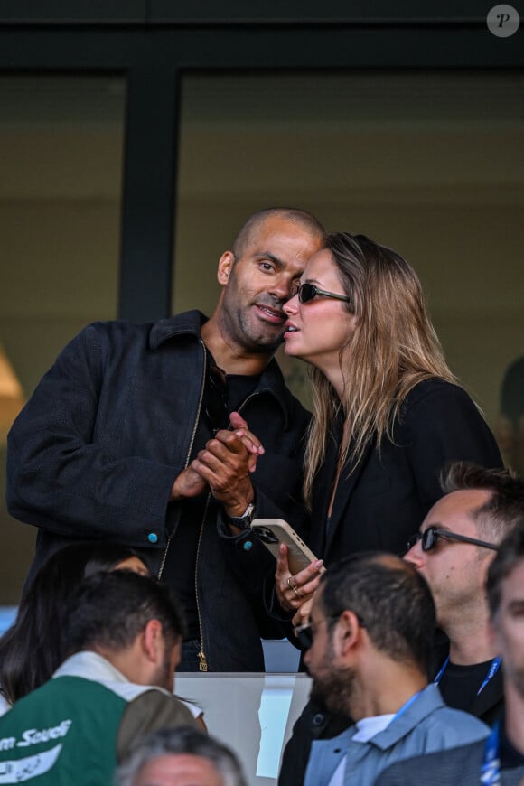 A noter que Tony Parker et sa compagne Agathe Teyssier étaient également présents 
Tony Parker et sa compagne Agathe Teyssier en tribunes pendant l'épreuve finale de football opposant la France à l'Espagne lors des Jeux Olympiques de Paris 2024 (JO) au Parc des Princes, à Paris, France, le 9 août 2024. © Jacovides-Perusseau/Bestimage 