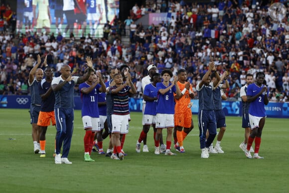 Les joueurs de la France et leur entraîneur Thierry Henry réagissent après avoir été battus par l'Espagne à la fin de la prolongation du match pour la médaille d'or entre la France et l'Espagne dans le cadre des Jeux olympiques de Paris 2024 à Paris, France, 09 août 2024. Efe/ABACAPRESS.COM//JUANJO MARTIN