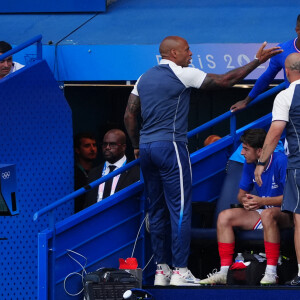 Le sélectionneur français Thierry Henry (à gauche) discute avec ses joueurs lors du match de la médaille d'or au Parc des Princes, à Paris, lors de la quatorzième journée des Jeux Olympiques de Paris 2024 en France. Date de la photo : Vendredi 9 août 2024.