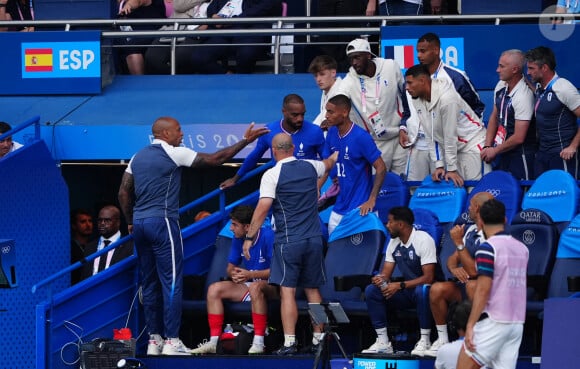 Le sélectionneur français Thierry Henry (à gauche) discute avec ses joueurs lors du match de la médaille d'or au Parc des Princes, à Paris, lors de la quatorzième journée des Jeux Olympiques de Paris 2024 en France. Date de la photo : Vendredi 9 août 2024.