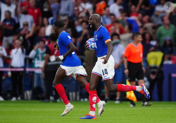 Frances Jean-Philippe Mateta célèbre le troisième but de son équipe lors du match de la médaille d'or masculin au Parc des Princes, Paris, lors de la quatorzième journée des Jeux Olympiques de Paris 2024 en France. Peter Byrne/PA Wire