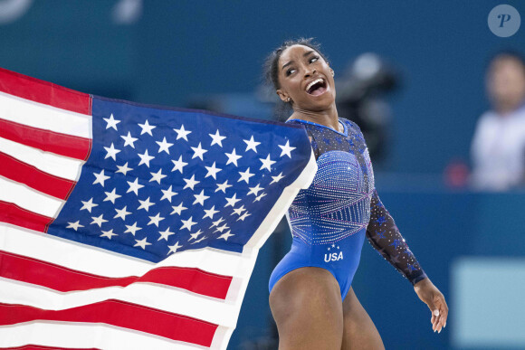 Simone Biles devant son compagnon Jonathan Owens et ses parents Nellie Biles et Ronald Biles - Les célébrités assistent aux épreuves de Gymnastique artistique féminine, finale du concours général lors des Jeux Olympiques de Paris 2024 (JO) au Palais omnisports Bercy Arena, à Paris, France, le 1er août 2024. © Jacovides-Perusseau/Bestimage 