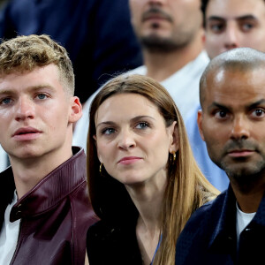 Léon Marchand, Manon Apithy-Brunet, Tony Parker - Les célébrités en tribunes pendant la finale de basketball opposant les Etats-Unis à la France (98-87) lors des Jeux Olympiques de Paris 2024 (JO) à l'Arena Bercy, à Paris, France, le 10 août 2024. © Jacovides-Perusseau/Bestimage 