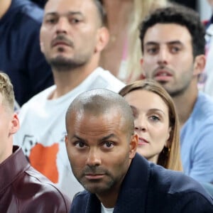 Léon Marchand, Tony Parker, Thierry Henry, Teddy Riner - Les célébrités en tribunes pendant la finale de basketball opposant les Etats-Unis à la France (98-87) lors des Jeux Olympiques de Paris 2024 (JO) à l'Arena Bercy, à Paris, France, le 10 août 2024. © Jacovides-Perusseau/Bestimage 