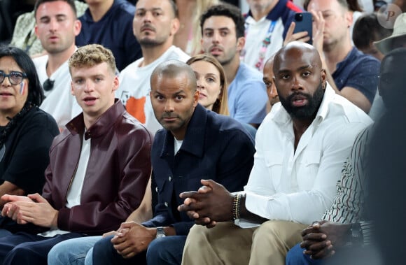 Léon Marchand, Tony Parker, Thierry Henry, Teddy Riner - Les célébrités en tribunes pendant la finale de basketball opposant les Etats-Unis à la France (98-87) lors des Jeux Olympiques de Paris 2024 (JO) à l'Arena Bercy, à Paris, France, le 10 août 2024. © Jacovides-Perusseau/Bestimage 