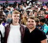 Antoine Dupont a lui aussi fréquenté certaines boîtes de nuit parisiennes avec ses coéquipiers du rugby à 7
Omar Sy, Léon Marchand, Antoine Dupont - Les célébrités en tribunes pendant la finale de basketball opposant les Etats-Unis à la France (98-87) lors des Jeux Olympiques de Paris 2024 (JO) à l'Arena Bercy, à Paris, France, le 10 août 2024. © Jacovides-Perusseau/Bestimage 