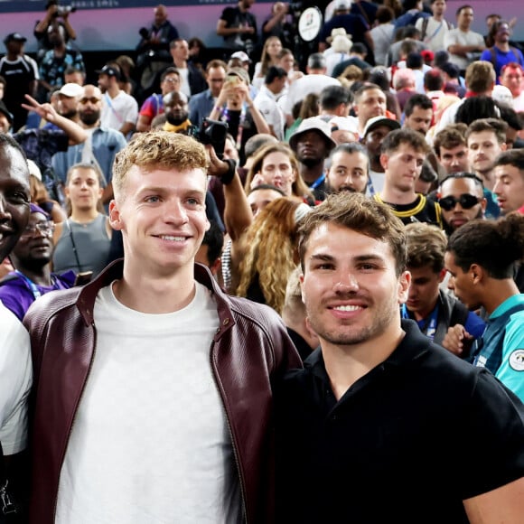 Antoine Dupont a lui aussi fréquenté certaines boîtes de nuit parisiennes avec ses coéquipiers du rugby à 7
Omar Sy, Léon Marchand, Antoine Dupont - Les célébrités en tribunes pendant la finale de basketball opposant les Etats-Unis à la France (98-87) lors des Jeux Olympiques de Paris 2024 (JO) à l'Arena Bercy, à Paris, France, le 10 août 2024. © Jacovides-Perusseau/Bestimage 