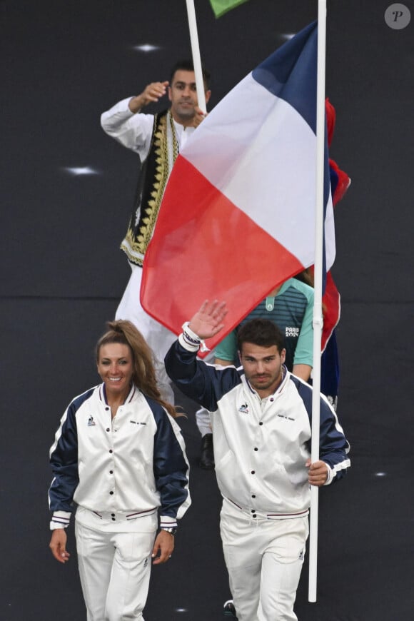 Antoine Dupont et Pauline Ferrand-Prévôt lors de la cérémonie de clôture des Jeux Olympiques de Paris 2024 au stade de France à Saint-Denis, le 11 août 2024. © Michael Baucher / Panoramic / Bestimage