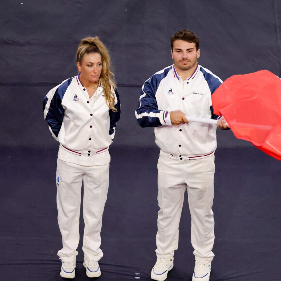 La cycliste Pauline Ferrand-Prévot et le rugbyman Antoine Dupont, porte-drapeau de la délégation française - Cérémonie de clôture des Jeux Olympiques de Paris 2024 au stade de France à Saint-Denis, le 11 août 2024. © Jacovides-Perusseau / Bestimage