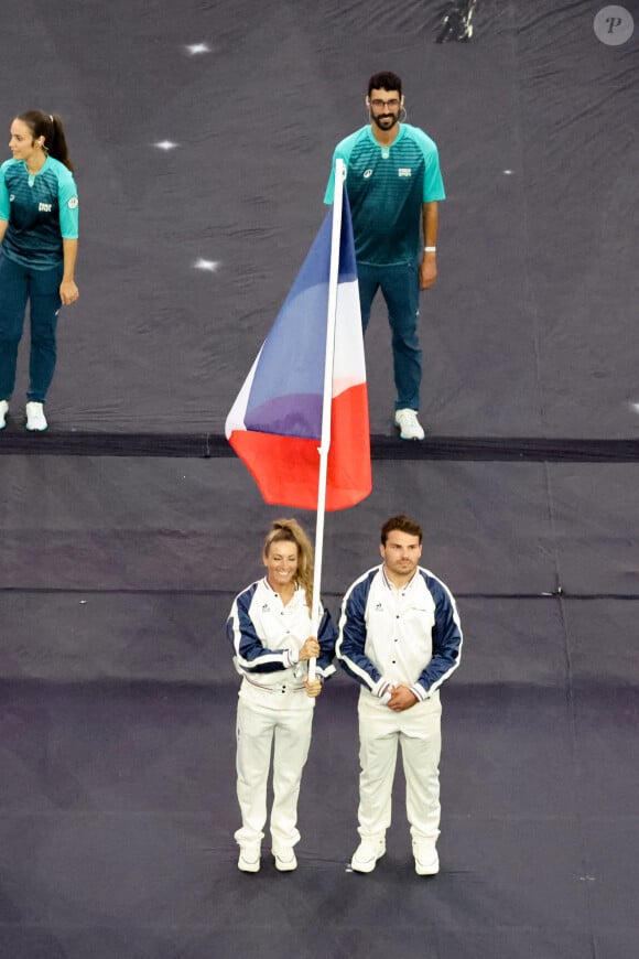 La cycliste Pauline Ferrand-Prévot et le rugbyman Antoine Dupont, porte-drapeau de la délégation française - Cérémonie de clôture des Jeux Olympiques de Paris 2024 au stade de France à Saint-Denis, le 11 août 2024. © Jacovides-Perusseau / Bestimage