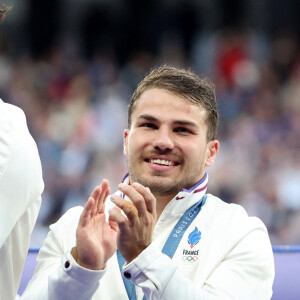 Antoine Dupont - Podium - La France remporte la finale en Rugby à 7 après sa victoire face à Fidji (et sa première médaille d'or) lors des Jeux Olympiques (JO) de Paris 2024 au Stade de France à Saint-Denis, Seine Saint-Denis, France, le 27 juillet 2024. © Jacovides-Perusseau/Bestimage