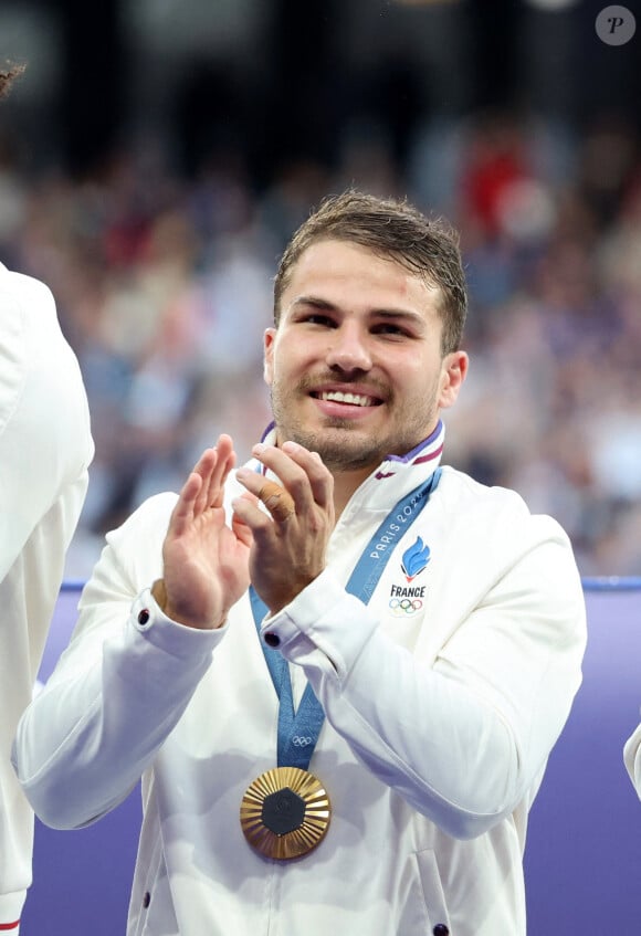 Antoine Dupont - Podium - La France remporte la finale en Rugby à 7 après sa victoire face à Fidji (et sa première médaille d'or) lors des Jeux Olympiques (JO) de Paris 2024 au Stade de France à Saint-Denis, Seine Saint-Denis, France, le 27 juillet 2024. © Jacovides-Perusseau/Bestimage