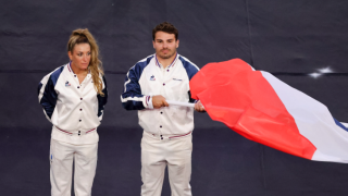 Antoine Dupont trébuche sous les yeux de Pauline Ferrand-Prévot lors de la cérémonie de clôture des JO de Paris