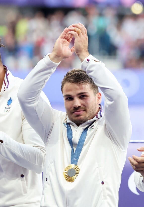 Antoine Dupont - Podium - La France remporte la finale en Rugby à 7 après sa victoire face à Fidji (et sa première médaille d'or) lors des Jeux Olympiques (JO) de Paris 2024 au Stade de France à Saint-Denis, Seine Saint-Denis, France, le 27 juillet 2024. © Jacovides-Perusseau/Bestimage