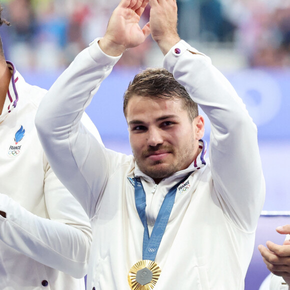 Antoine Dupont - Podium - La France remporte la finale en Rugby à 7 après sa victoire face à Fidji (et sa première médaille d'or) lors des Jeux Olympiques (JO) de Paris 2024 au Stade de France à Saint-Denis, Seine Saint-Denis, France, le 27 juillet 2024. © Jacovides-Perusseau/Bestimage