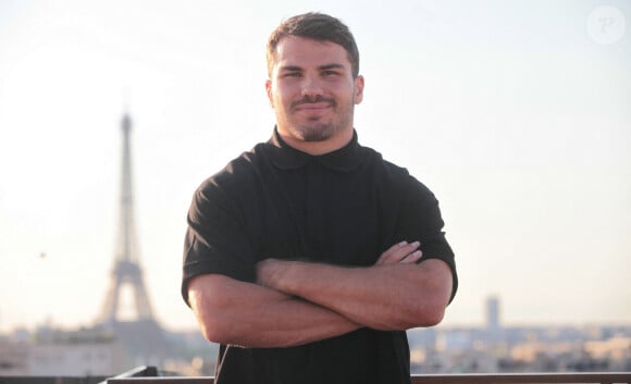 Exclusif - Rencontre avec le joueur de rugby Antoine Dupont à la Tour Eiffel à Paris. Le 14 juillet 2024 © Jonathan Rebboah / Panoramic / Bestimage