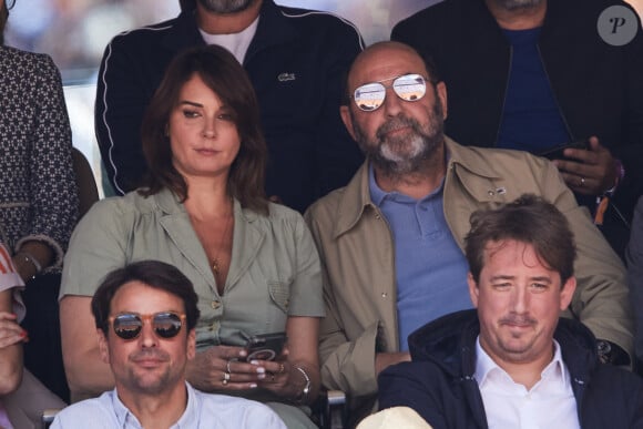 Kad Merad et sa compagne Julia Vignali - Célébrités dans les tribunes de la finale homme des Internationaux de France de tennis de Roland Garros 2024 à Paris le 9 juin 2024. © Jacovides-Moreau/Bestimage