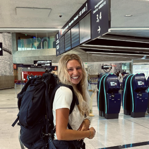 "Les amis, c'est le grand départ. Je vais réaliser un de mes rêves : faire un trip en sac à dos à travers l'Indonésie", a-t-elle annoncé en légende de photos d'elle depuis l'aéroport, prête à décoller.
Valentine Sled, la fille de Sophie Davant, part pour un grand voyage en Indonésie. Instagram