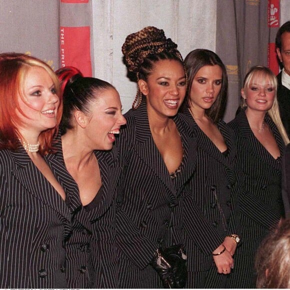 Emma Bunton, Mel C, Mel B, Victoria Beckham, et Geri Halliwell en présence de Charles III. Première du film Spice The Movie à Londres.