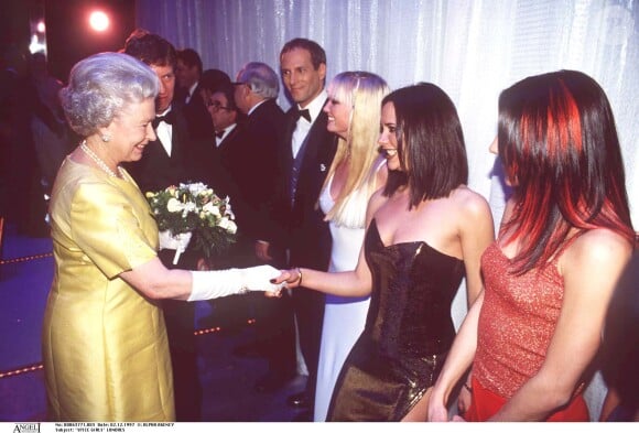 "Spice Girls" Londres - Emma Bunton - Victoria Beckham en présence de la reine Elizabeth II - Royal Command performance 1997.