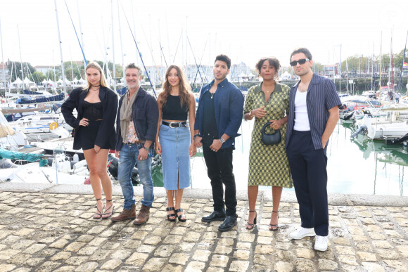 lesquels promettent déjà de sacrées intrigues.
Aurélie Pons, Stéphane Blancafort, Zoï Sévérin, Janis Abrikh, Margaux Aguilar et Tom Darmon au photocall de la série "Ici Tout Commence" lors du Festival de la fiction de la Rochelle, France. © Denis Guignebourg/BestImage