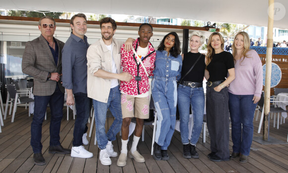 La rencontre entre deux sitcoms : Tom Schacht, Patrick Puydebat, Dembo Camilo, Virginie Caliari, Agustin Galiana, Kathy Packianathan , Laure Guibert, Tele Rolles (Ici Tout commence) et (Les mystères de l'Amour) lors du photocall de 'CanneSeries ' Saison 6 au Palais des Festivals de Cannes le 15 Avril 2023. © Denis Guignebourg/Bestimage