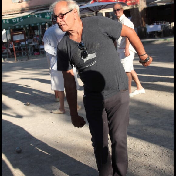 Volage, Patrice Laffont est plus préoccupé par sa carrière et ses sorties... Le couple se sépare
Patrice Laffont lors d'une partie de pétanque sur la place des Lices à Saint Tropez