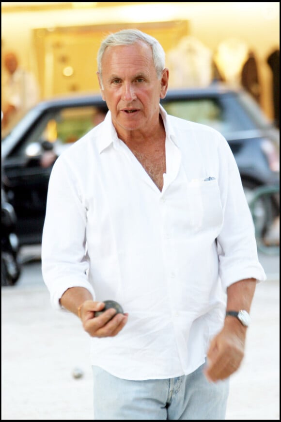 Patrice Laffont lors d'une partie de pétanque sur la place des Lices à Saint Tropez