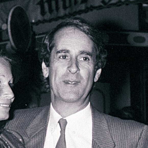 Catherine se remarie avec Édouard Camille Molinaro en 1982 et celui-ci occupera la place de père pour Axelle et Fabrice
Édouard Molinaro et sa femme Catherine Laporte à la première de la pièce de théâtre "Madame Marguerite et les autres" au Théâtre Montparnasse à Paris, le 28 septembre 1983