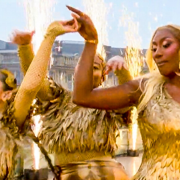 La cérémonie a été suivie par plus de 30 millions de personnes dans le monde
Aya Nakamura chante lors de la cérémonie d'ouverture des Jeux Olympiques (JO) de Paris 2024, à Paris, France, le 26 juillet 2024.