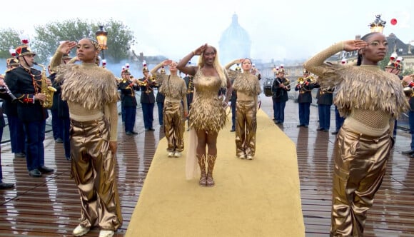 Une prestation réalisée avec la Garde Républicaine
Aya Nakamura et la Garde Républicaine - Cérémonie d'ouverture des Jeux Olympiques (JO) de Paris 2024 le 26 juillet 2024. © Capture France TV via Bestimage 