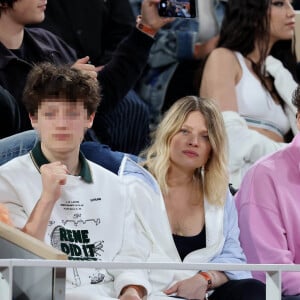 Ils sont les heureux parents de trois garçons
Le chanteur Raphaël, sa compagne Mélanie Thierry et leurs enfants Roman et Aliocha Haroche - Les célébrités dans les tribunes des Internationaux de France de tennis de Roland Garros 2024 à Paris, le 29 mai 2024. © Jacovides / Moreau / Bestimage