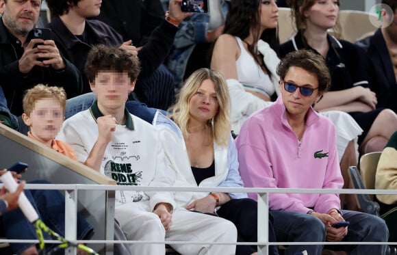 Ils sont les heureux parents de trois garçons
Le chanteur Raphaël, sa compagne Mélanie Thierry et leurs enfants Roman et Aliocha Haroche - Les célébrités dans les tribunes des Internationaux de France de tennis de Roland Garros 2024 à Paris, le 29 mai 2024. © Jacovides / Moreau / Bestimage