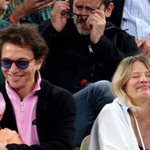 Le chanteur Raphaël, sa compagne Mélanie Thierry et leurs leur fils Aliocha Haroche - Les célébrités dans les tribunes des Internationaux de France de tennis de Roland Garros 2024 à Paris, le 29 mai 2024. © Jacovides / Moreau / Bestimage 