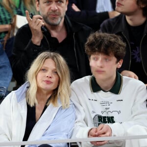 Le chanteur Raphaël, sa compagne Mélanie Thierry et leurs enfants Roman et Aliocha Haroche - Les célébrités dans les tribunes des Internationaux de France de tennis de Roland Garros 2024 à Paris, le 29 mai 2024. © Jacovides / Moreau / Bestimage 